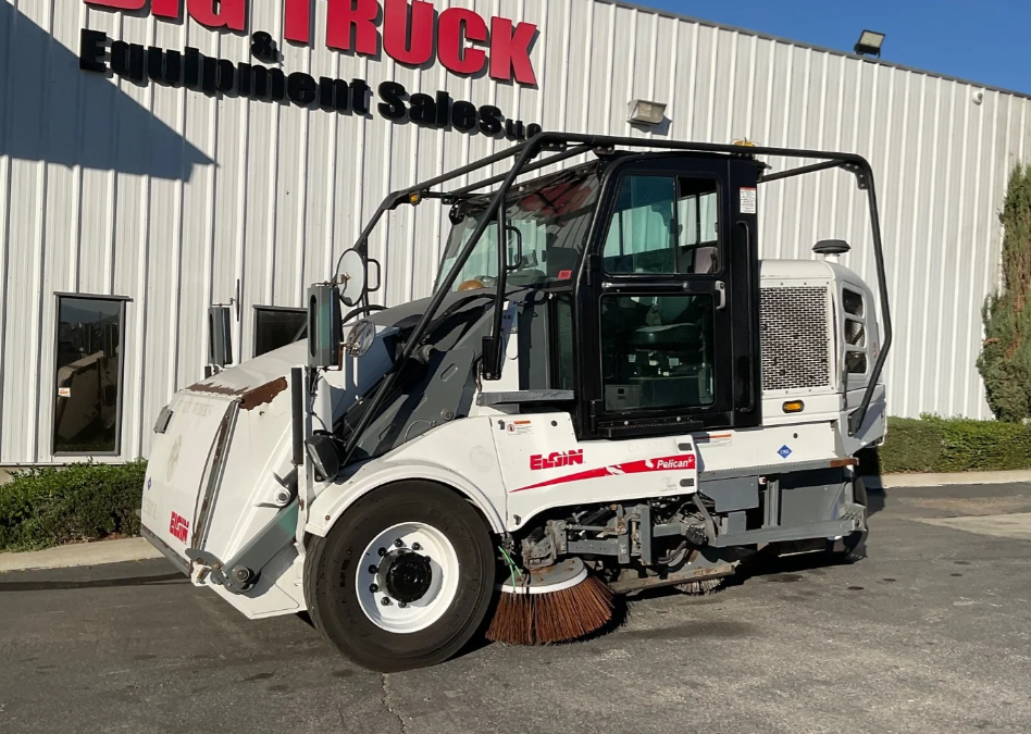 Side profile of a 2018 Elgin Pelican sweeper