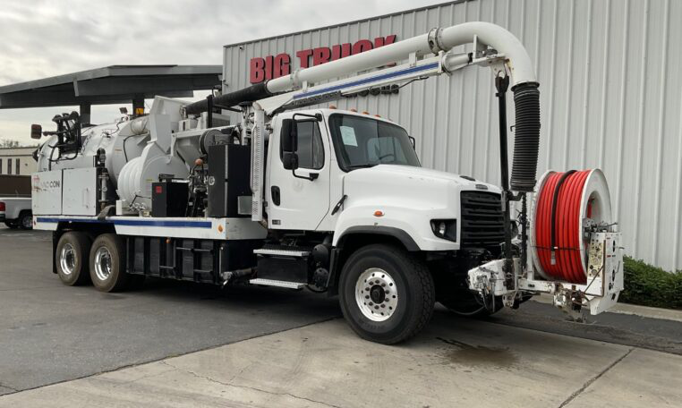 A 2014 Peterbilt 348 Vac Con VPD4211LHAEN-0 Vacuum Truck