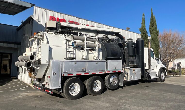 A 2016 Kenworth T880 Vactor HXX Hydro Excavation Vacuum Truck